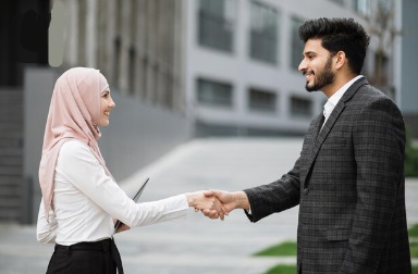 Hati-hati, Ternyata Berjabat Tangan Dengan Lawan Jenis Bisa Jadi Dosa, Ini Hukum yang Mengaturnya ILustrasi berjabat tangan dengan lawan jenis. (freepik)