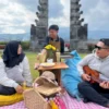 Keseruan piknik dengan view Gunung Tangkuban Perahu di Sky Garden Creatice Cafe di Green Forest Resort & Wedding by Horison.