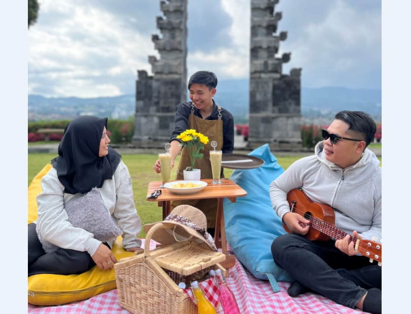 Sky Garden Creatice Cafe di Green Forest Resort & Wedding by Horison, Tawarkan Piknik Seru Berlatar Gunung Tangkuban Perahu Keseruan piknik dengan view Gunung Tangkuban Perahu di Sky Garden Creatice Cafe di Green Forest Resort & Wedding by Horison.