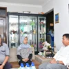 Penjabat Gubernur Jabar Bey Machmudin takziah ke rumah duka salah satu korban TPPO di Parungseah, Kecamatan Sukabumi, Kabupaten Sukabumi, Selasa (17/9/2024).(Foto: Yogi Prayoga/Biro Adpim Jabar)
