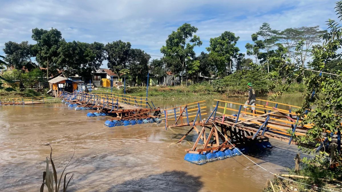 Jembatan Apung Cijeruk Dibongkar, Pemkab Bandung Siapkan Jembatan Permanen yang Lebih Aman Jembatan Terapung Cijeruk yang menghubungkan dua Kecamatan Bojongsoang dan Baleendah roboh akibat derasnya debit air Sungai Citarum. Foto Agi Jabar Ekspres