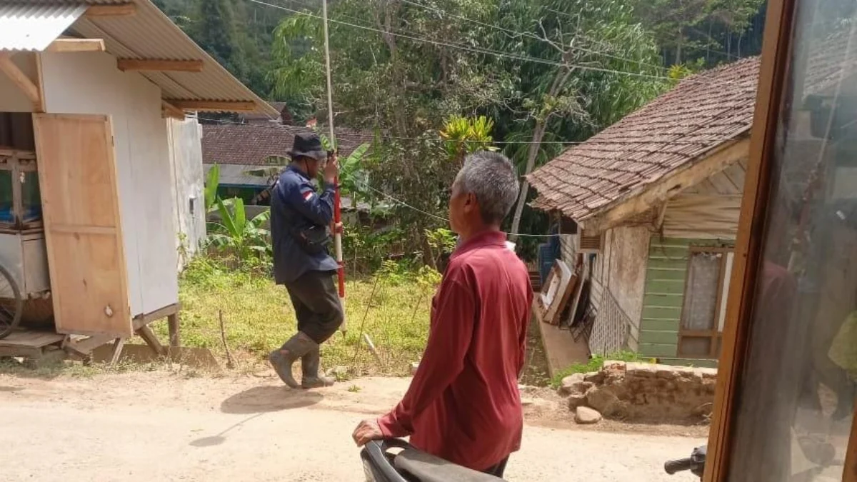 Berdampak Bagi Kelangsungan Hidup, Pipanisasi Air dari Hulu Sungai Citarik ke TPPAS Legok Nangka Ditolak Seorang pria dari pihak pengelola TPPAS Legok Nangka saat melakukan pengukuran ke hulu Sungai Citarik untuk proses pengambilan air dengan cara pipanisasi. (Istimewa)