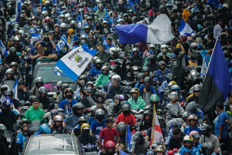 Antusiasme bobotoh, fans fanatik Persib Bandung saat konvoi di sejumlah ruas Kota Bandung, beberapa waktu lalu. (Dok. Jabar Ekspres)