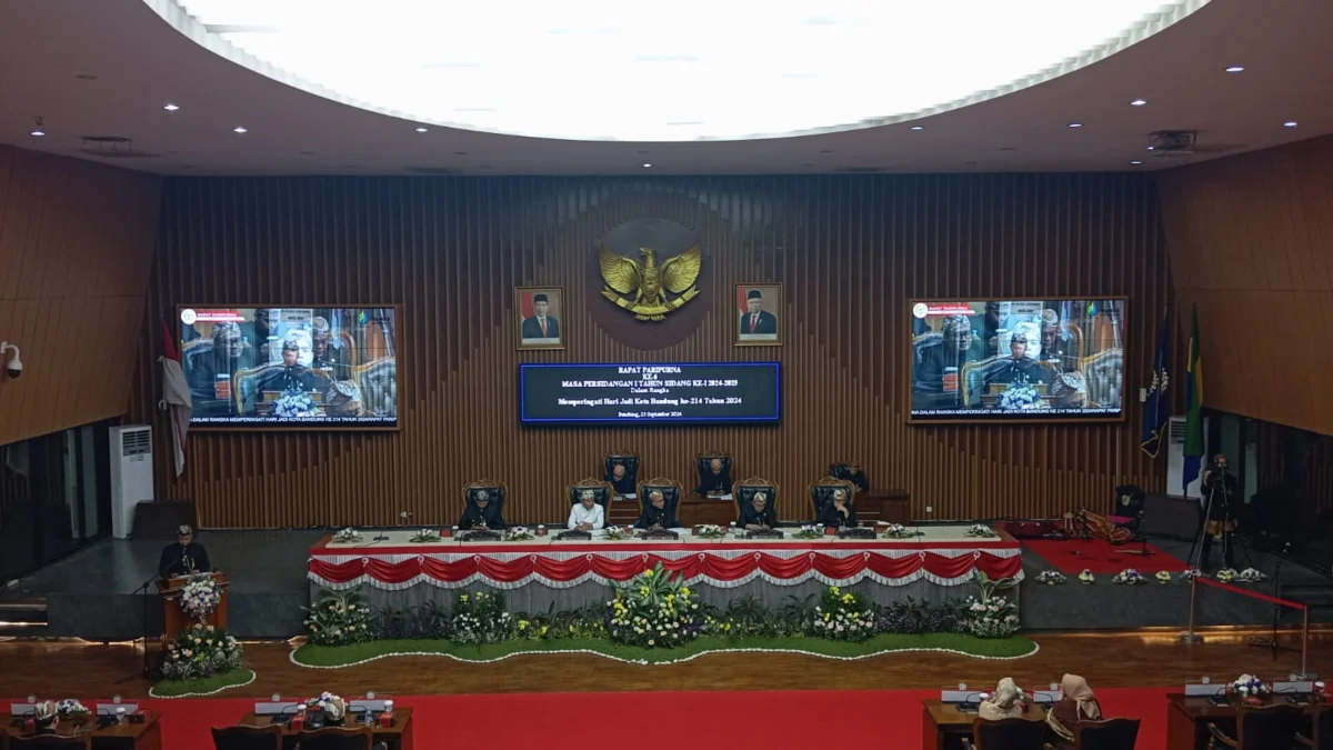 Rapat Paripurna Istimewa DPRD Kota Bandung dalam rangka HJKB ke-214, di ruang rapat DPRD Kota Bandung, pada Rabu (25/9) siang. (Nizar/Jabar Ekspres)