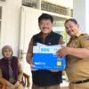 Kepala Bapenda Kota Bogor, Deni Hendana (Rompi Hitam) bersama Lurah Cilendek Timur, Dedy Rusmana saat melakukan Opsir PBB-P2, Senin (2/9). (Yudha Prananda / Jabar Ekspres)