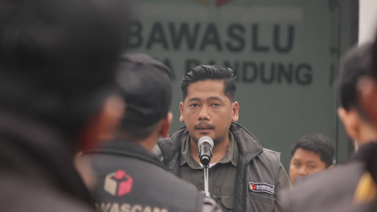 Bawaslu Kota Bandung Rapatkan Barisan Awasi Kampanye, Fokusi Money Politik hingga Penggunaan Tempat Ibadah Ketua Bawaslu Kota Bandung Dimas Aryana Iskandar saat memimpin apel siaga jelang pelaksanaan kampanye, Selasa (24/9).