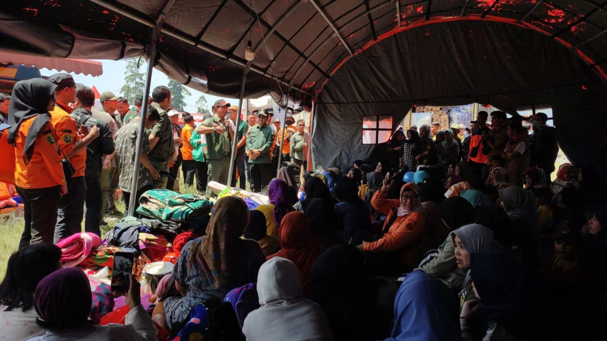 Pemkab Bandung Dinilai Lambat Tangani Korban di Masa Tanggap Darurat Pasca Gempa, Penyaluran Bantuan Tak Merata Tenda pengungsian sementara bagi para korban terdampak bencana gempa bumi di Kecamatan Kertasari, Kabupaten Bandung. (Jabar Ekspres)