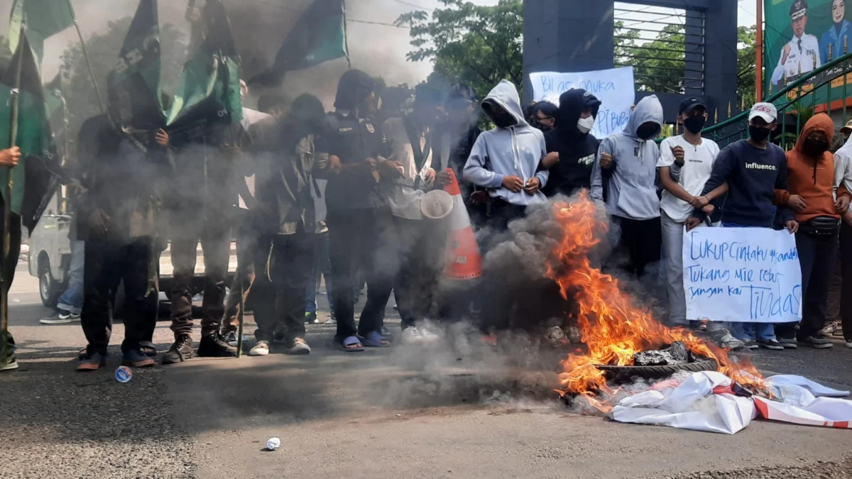 Didemo Mahasiswa, Pemkab Bogor Tegaskan Penertiban Puncak Sesuai Prosedur Aksi demo mahasiswa dan pedagang di Puncak, Jumat (6/9) kemarin. Foto : Sandika Fadilah /Jabarekspres.com