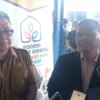Pj Bupati Bandung Barat, Ade Zakir (kiri), dan pengelola pasar modern market di Beatrix Lembang. Senin (2/9). Dok Jabar Ekspres