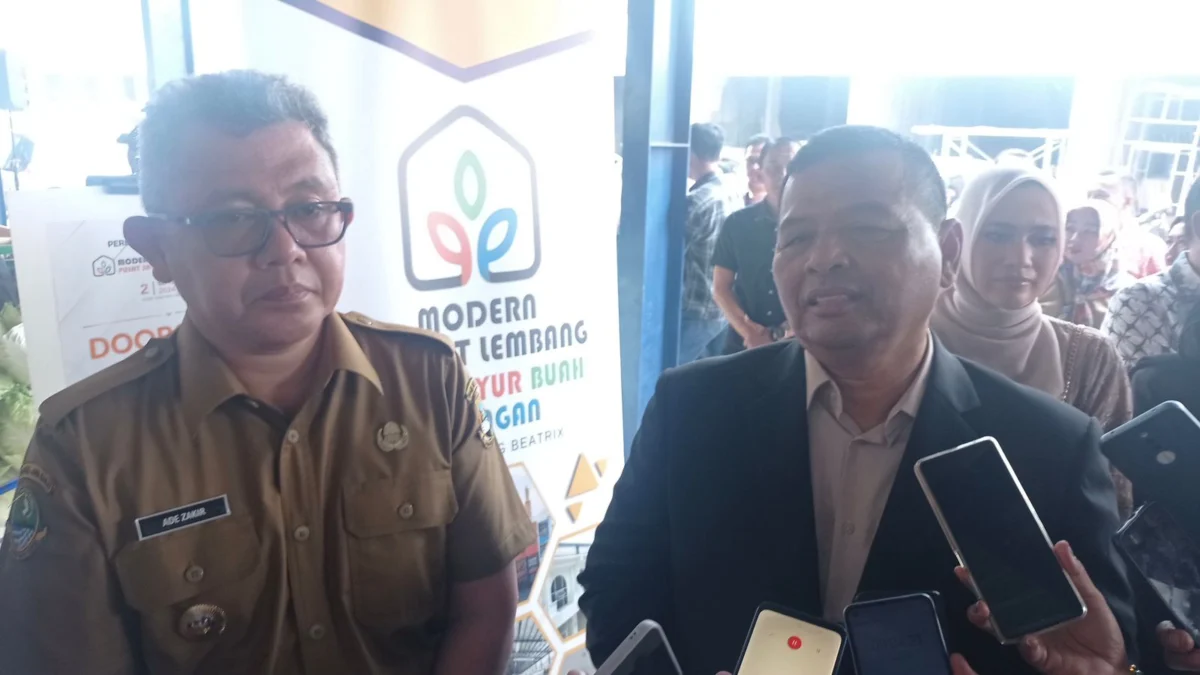 Tampung Hasil Panen Petani Lembang, Pasar Modern Market Resmi Dibuka Pj Bupati Bandung Barat, Ade Zakir (kiri), dan pengelola pasar modern market di Beatrix Lembang. Senin (2/9). Dok Jabar Ekspres