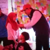 Menteri Sosial Saifullah Yusuf  hadir menyapa pengungsi gempa Bandung di posko Lapangan Bola Desa Cibereum, Kecamatan Kertasari, Kabupaten Bandung, Rabu 25 September 2024.
