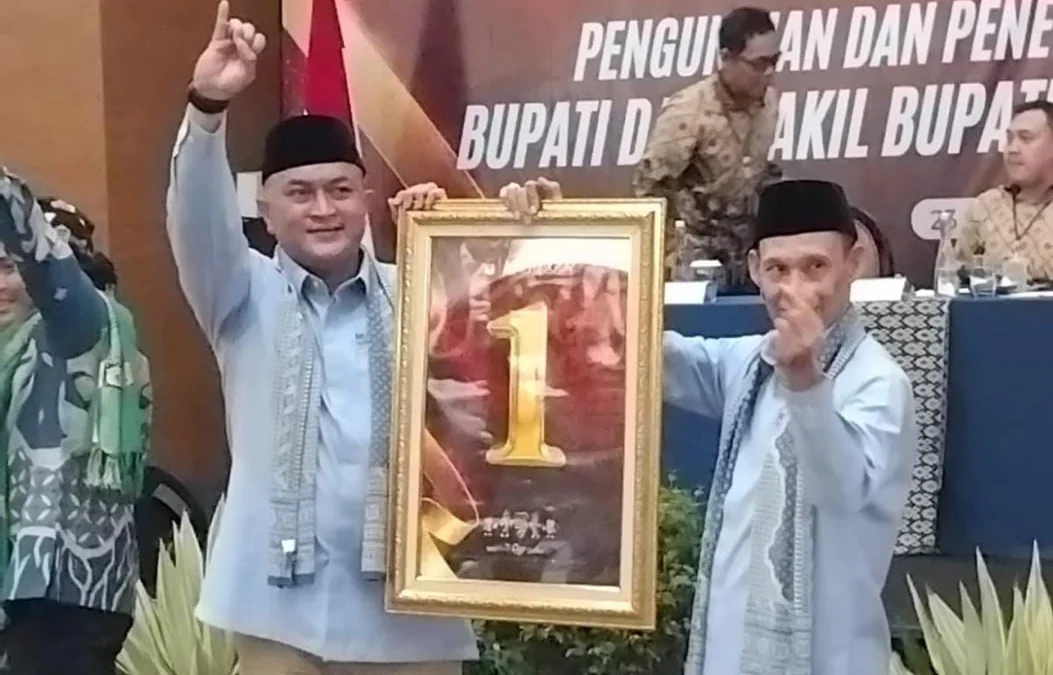 Calon Bupati Bogor Rudy Susmanto (kiri) dan Wakil Bupati Jaro Ade (Kanan) usai ambil no urut. Foto : Sandika Fadilah /Jabarekspres.com