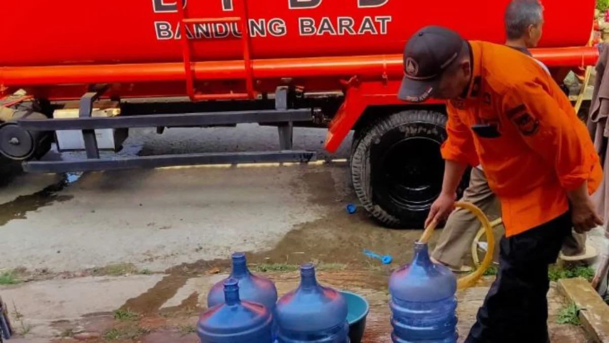 Dok. Petugas tengah mengirimkan bantuan air bersih kepada masyarakat terdampak. Foto. Jabar Ekspres.