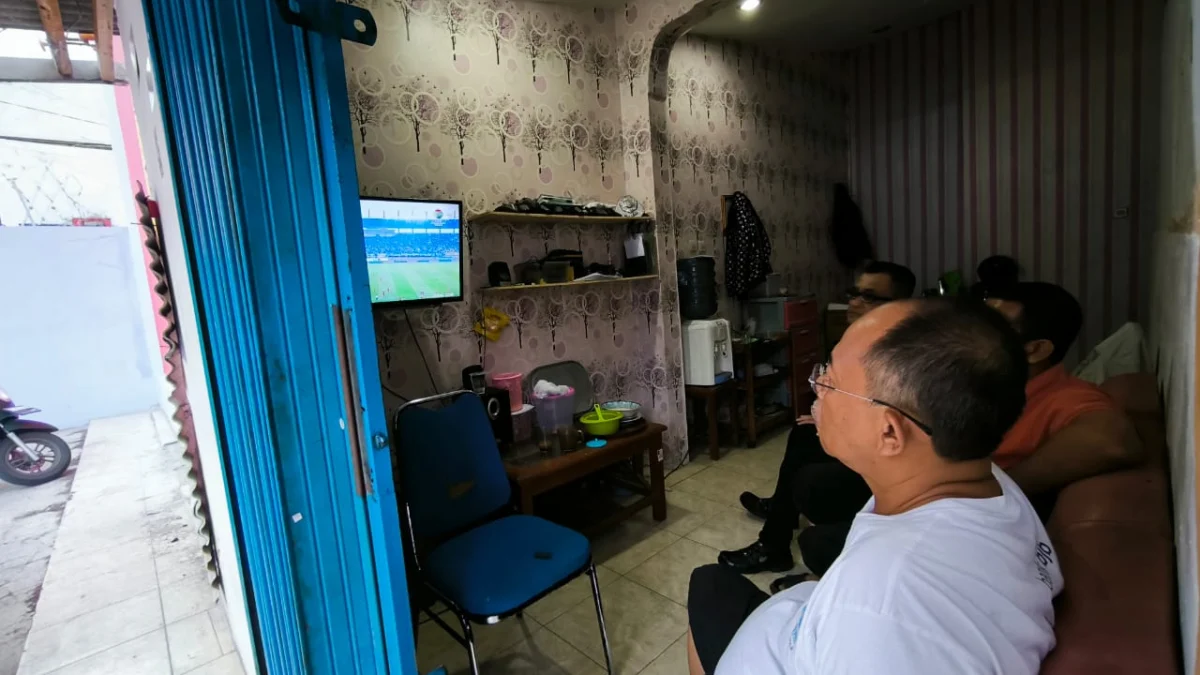 Doc. Calon Wali Kota Cimahi, Dikdik Suratno Nugrahawan Pilih Istirahat dan Saksikan Laga Persib vs Persija Sebelum Pengundian Nomor Urut oleh KPU Kota Cimahi (ist)