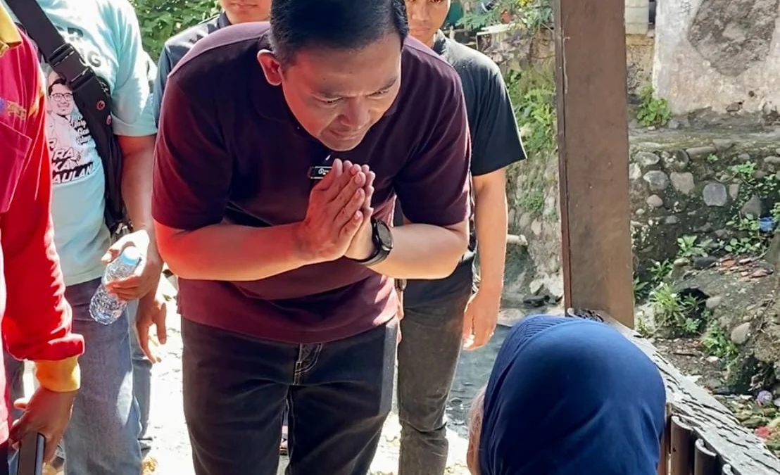 Cerita Menyentuh saat Dokter Rayendra Jelaskan Manfaat BPJS untuk Periksa Mata Nenek Calon Wali Kota Bogor, Dokter Rayendra saat menyapa warga di wilayah Tegal Gundil, Kota Bogor. (Foto: Istimewa)