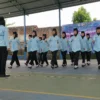 Salah satu peserta regu unjuk kebolehan dalam Lomba Keterampilan Baris Berbaris (LKBB) Jeluka Competition tingkat Jawa Barat, yang dilaksanakan di SMAN 1 Banjar, Sabtu 28 September 2024. (Cecep Herdi/Jabar Ekspres)