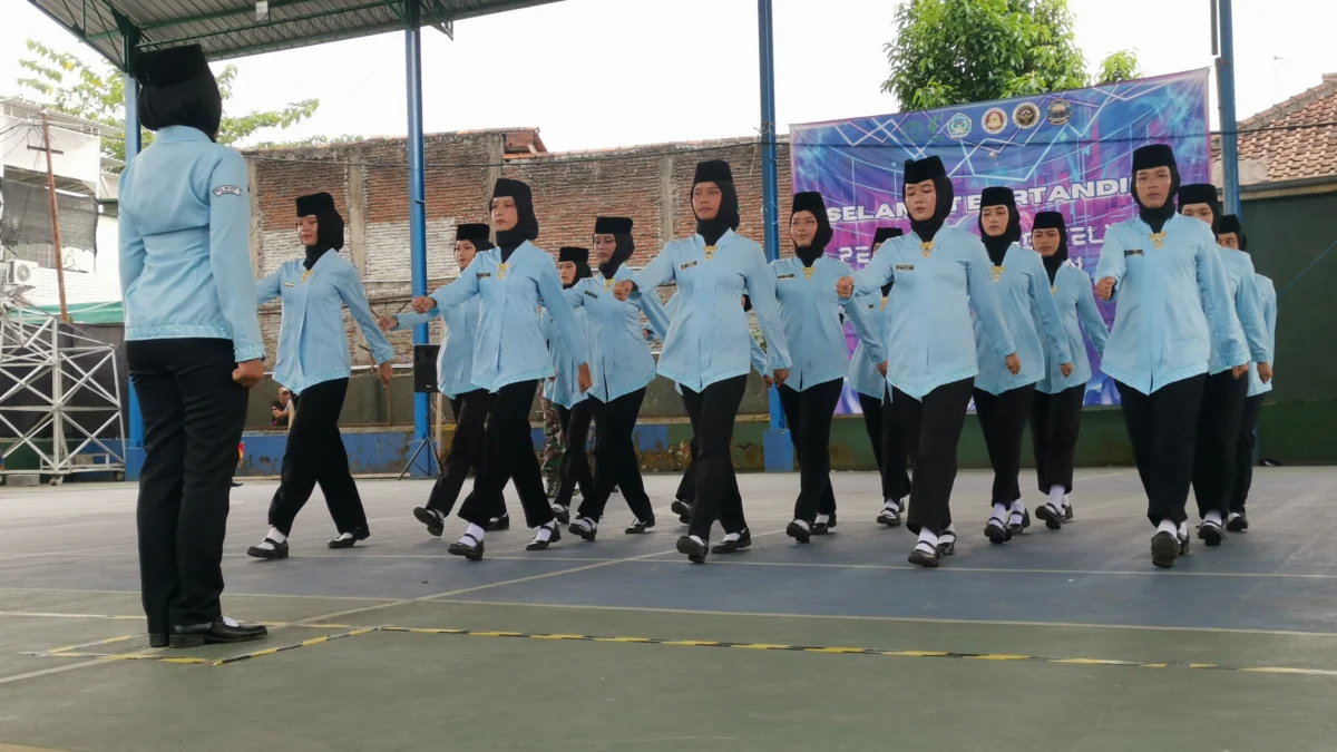 SMAN 1 Banjar Jadi Tuan Rumah LKBB Jeluka Competition Salah satu peserta regu unjuk kebolehan dalam Lomba Keterampilan Baris Berbaris (LKBB) Jeluka Competition tingkat Jawa Barat, yang dilaksanakan di SMAN 1 Banjar, Sabtu 28 September 2024. (Cecep Herdi/Jabar Ekspres)