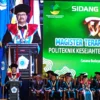 Mensos Syaifullah Yusuf saat menghadiri prosesi wisudawan Poltekesos Bandung di Auditorium Sasana Budaya Ganesha (Sabuga) ITB, Kota Bandung, Rabu 25 September 2024.