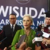 Sekretaris Kemenparekraf/Sekretaris Utama Baparekraf Ni Wayan Giri Adnyani saat menghadiri prosesi wisudawan mahasiswa di Graha I Gede Ardika, Kampus Politeknik Pariwisata (Poltekpar) NHI Bandung, Setiabudi, Kota Bandung, Kamis 26 September 2024.