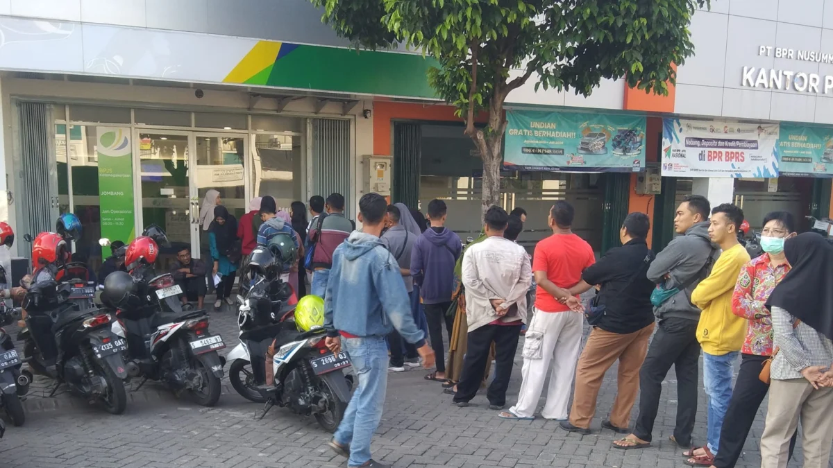 Gelombang PHK 42.863 Orang, Klaim BPJS Ketenagakerjaan Melonjak Tajam Gelombang Pemutusan Hubungan Kerja ( PHK ) saat ini sedang terjadi pada manufaktur sehingga berimbas peningkatan klaim BPJS Ketenagakerjaan.