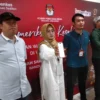 Ketua KPU Kota Bandung Wenti Frihadianti saat menunjukkan surat pengajuan pengunduran jadwal pemeriksaan kesehatan Bapaslon Haru - Dhani.