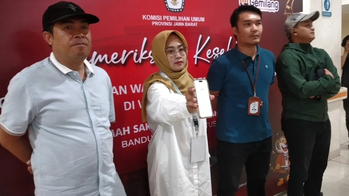 KPU Kota Bandung Pastikan Semua Bapaslon Ikuti Pemeriksaan Kesehatan Ketua KPU Kota Bandung Wenti Frihadianti saat menunjukkan surat pengajuan pengunduran jadwal pemeriksaan kesehatan Bapaslon Haru - Dhani.
