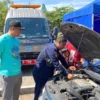 Petugas Dishub Bandung Barat saat memerika kelaikan kendaraan di Komplek Perkantoran Pemda KBB. Dok instagram (dishub.kbb)