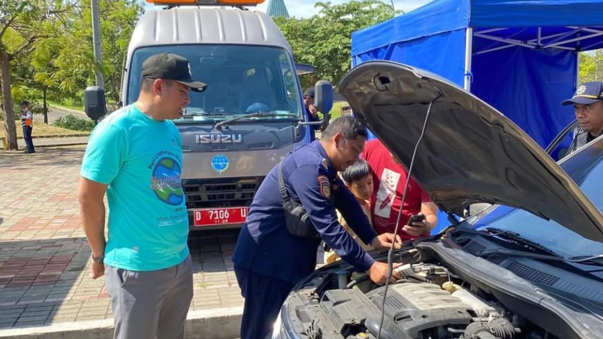 Dishub KBB Gratiskan Uji Kelaikan Kendaraan Bagi Masyarakat Petugas Dishub Bandung Barat saat memerika kelaikan kendaraan di Komplek Perkantoran Pemda KBB. Dok instagram (dishub.kbb)