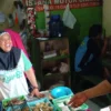 Bakal Calon Gubernur Jabar Jeje Wiradinata saat menemui salah satu pedagang di Pasar Manis Kabupaten Ciamis, Kamis 12 September 2024. (Cecep Herdi/Jabar Ekspres)