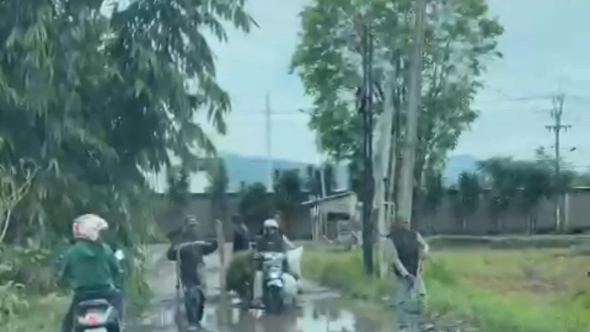 Anggota DPRD Sumedang Terhenti saat Melintasi Jalan Desa Raharja yang Rusak, Warga Berkumpul Depan Mobil Tangkapan layar kamera mobil milik Anggota DPRD Kabupaten Sumedang, Sonia Sugian yang kendaraannya terhenti di Jalan Desa Raharja yang rusak dan warga sedang berkumpul menambal sementara. (Anggota DPRD Kabupaten Sumedang, Sonia Sugian for Jabar Ekspres)