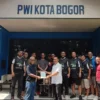 Peduli Sosial, Polresta Bantu Renovasi Masjid An-Naba PWI Kota Bogor Kanit Regident Satlantas Polresta Bogor Kota, AKP Asep Saepudin secara simbolis memberikan bantuan kepada DKM Masjid An-Naba PWI, Jumat (13/9). (Yudha Prananda / Jabar Ekspres)