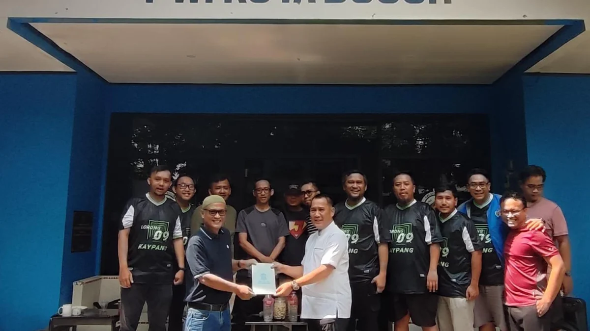 Peduli Sosial, Polresta Bantu Renovasi Masjid An-Naba PWI Kota Bogor Kanit Regident Satlantas Polresta Bogor Kota, AKP Asep Saepudin secara simbolis memberikan bantuan kepada DKM Masjid An-Naba PWI, Jumat (13/9). (Yudha Prananda / Jabar Ekspres)