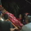Toto (76) saat dievakuasi oleh warga bersama Dinas Pemadam Kebakaran dan Penyelamatan Kabupaten Bandung, setelah terjebak di atap rumahnya, di Cileunyi, Kabupaten Bandung Foto: Istimewa