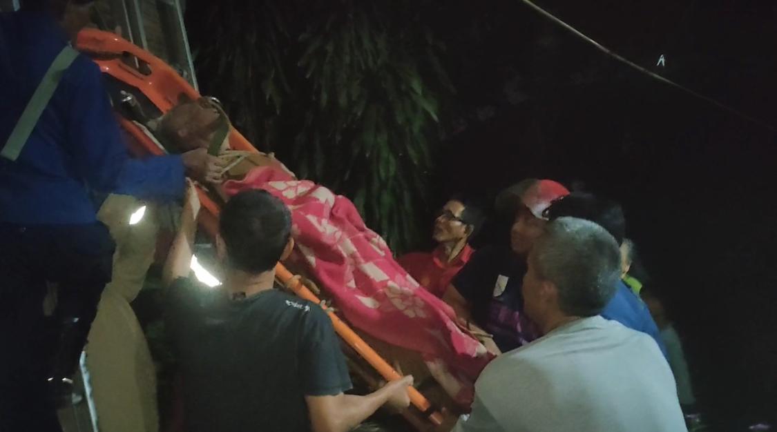 Pria Paruh Baya di Cileunyi Terjebak Selama 8 Jam Saat Membetulkan Atap Rumah Toto (76) saat dievakuasi oleh warga bersama Dinas Pemadam Kebakaran dan Penyelamatan Kabupaten Bandung, setelah terjebak di atap rumahnya, di Cileunyi, Kabupaten Bandung Foto: Istimewa