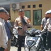 Kapolres Ciamis AKBP Akmal saat mengembalikan sepeda motor yang dicuri para pelaku kejahatan kepada pemiliknya di Mapolres Ciamis, Selasa 18 September 2024. (Cecep Herdi/Jabar Ekspres)