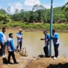 Pegawai Perumdam Tirta Anom Kota Banjar mengecek ketersediaan air baku di sungai Citanduy belum lama ini. (Cecep Herdi/Jabar Ekspres)