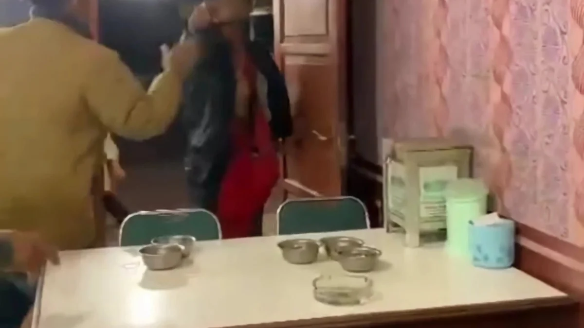 Viral Aksi Premanisme Sekaligus Tindak Kekerasan di Rancaekek Bandung, Kapolsek Lakukan Penyidikan Terduga pelaku aksi premanisme sekaligus tindak kekerasan terhadap pemilik rumah makan di Warung Cina, Desa Linggar, Kecamatan Rancaekek, Kabupaten Bandung. (Istimewa)