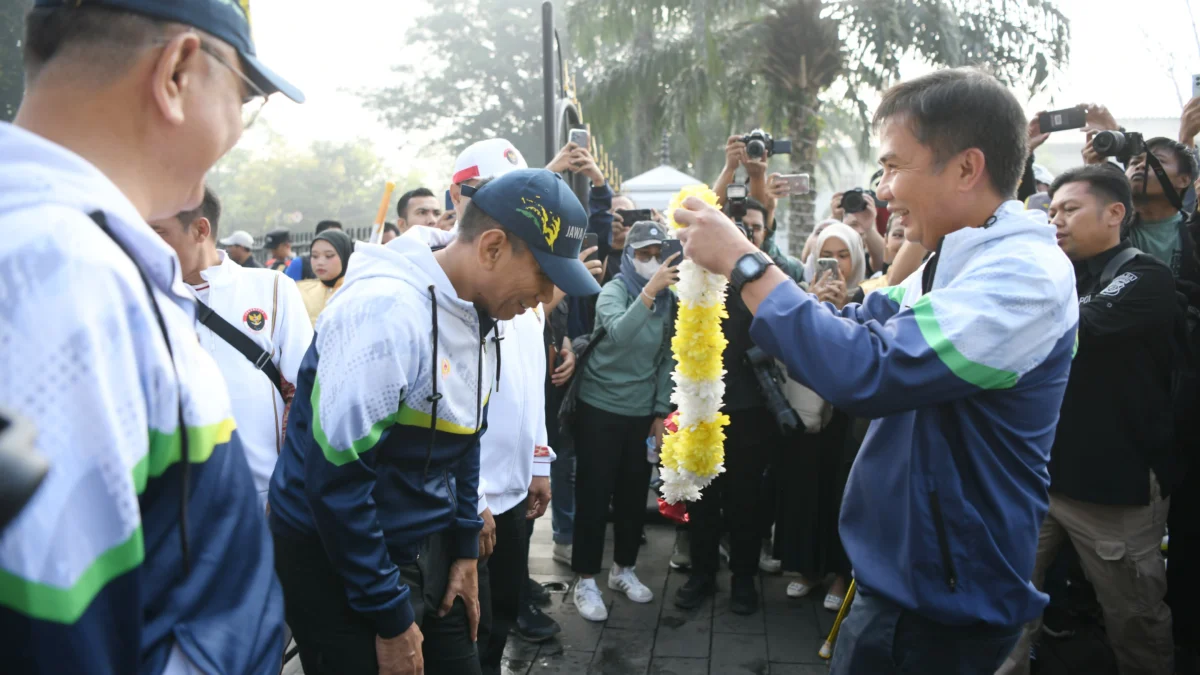 Penjabat Gubernur Jabar Bey Machmudin menyambut Kontingen PON Jabar di halaman Gedung Sate, Kota Bandung, Kamis (26/9/2024).