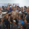 Calon Wali Kota Bogor, Nomor Urut 1, Sendi Fardiansyah usai berdialog bersama komunitas sopir dan pemilik angkot Kota Bogor, di Posko Bogor Hepi. (Yudha Prananda / Jabar Ekspres)