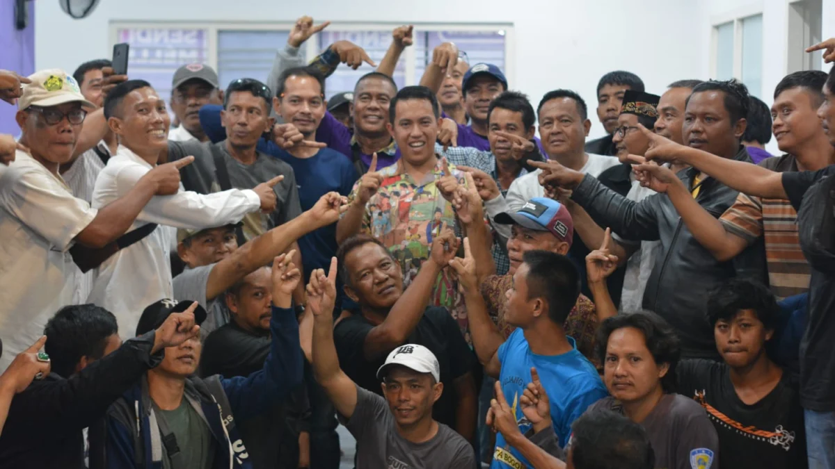 Calon Wali Kota Bogor, Nomor Urut 1, Sendi Fardiansyah usai berdialog bersama komunitas sopir dan pemilik angkot Kota Bogor, di Posko Bogor Hepi. (Yudha Prananda / Jabar Ekspres)
