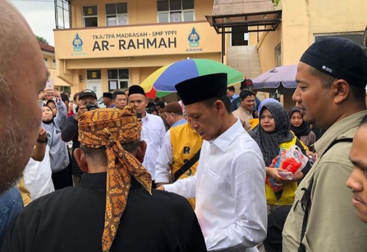 Cawabup Bogor Jaro Ade Diduga Kampanye di Lingkungan Sekolah, Bawaslu Bakal Dalami Calon Bupati Bogor no urut 01 Jaro Ade saat membagikan makan gratis di AR-Rahmah, Ciawi, Kabupaten Bogor. Foto : Istimewa