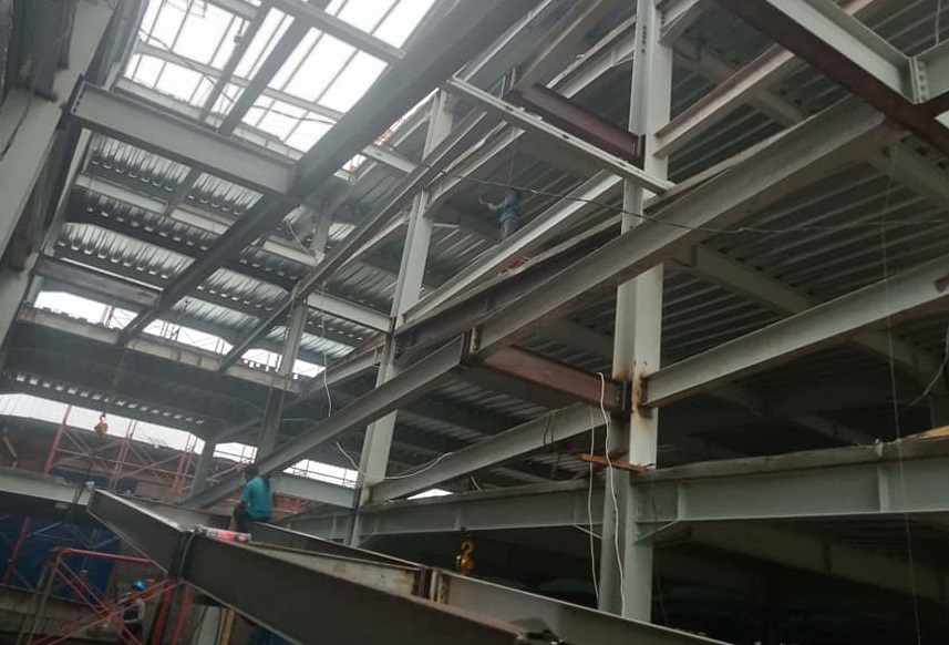 Kabar proyek revitalisasi Pasar Cihaurgeulis Kota Bandung sampai sekarang belum jelas kapan akan dilanjutkan dan dibiarkan terbengkalai.