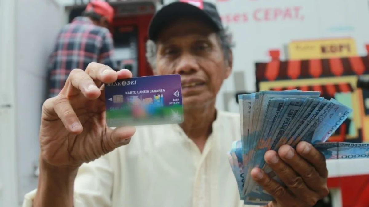 Kartu Lansia Jakarta Sudah Cair, Buruan Cek Saldonya di Bank DKI! Pencairan program Kartu Lansia Jakarta dikabarkan sudah cair dan bisa diambil tunai di Bank DKI dan sudah banyak ditunggu oleh warga