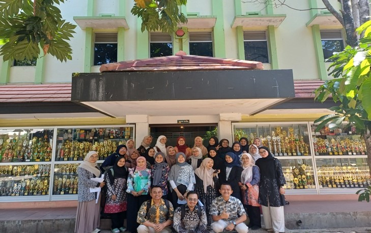 Kiprah Psikologi Pendidikan SPs UPI dalam Psikoedukasi tentang Pengembangan Perilaku Prososial di MTs Asih Putra Kota Cimahi Utara Kegiatan PkM yang digagas oleh Dr. Tina Hayati Dahlan, S.Psi., M.Pd., Psikolog selaku Ketua Program Studi Psikologi Pendidikan SPs UPI ini merupakan upaya pencegahan dan penanganan perundungan di sekolah yang semakin marak kita temukan.