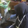 Pedagang Pasar Cihaurgeulis Mulai Resah, Lantai Tempat Berdagang Mulai Keropos! Proyek revitalisasi Pasar Cihaurgeulis Kota Bandung tidak jelas kelanjutannya. Bahkan telah membuat resah para pedagang.