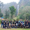Puluhan anggota Pers Motor Club (PMC) Brotherhood saat menyambangi destinasi wisata Curug Citambur, Kabupaten Cianjur. (Yudha Prananda / Jabar Ekspres)