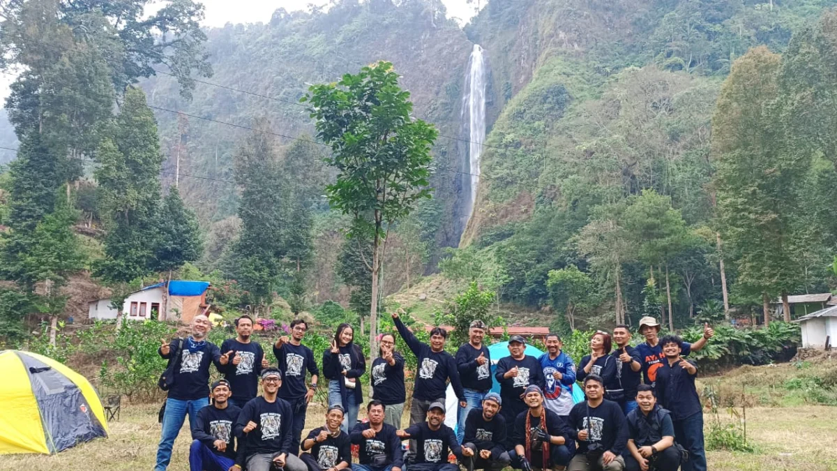 Pers Motor Club Ajak Wartawan Nikmati dan Promosikan Destinasi Wisata di Jabar Puluhan anggota Pers Motor Club (PMC) Brotherhood saat menyambangi destinasi wisata Curug Citambur, Kabupaten Cianjur. (Yudha Prananda / Jabar Ekspres)
