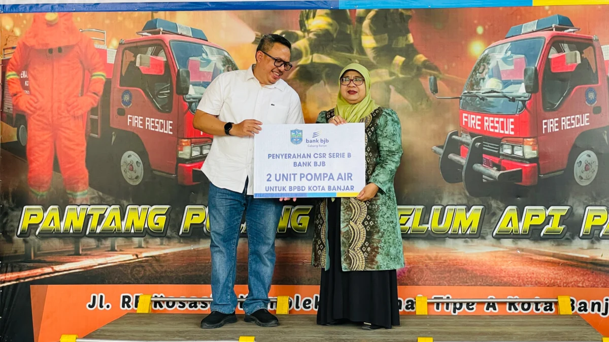 Kepala Cabang Bjb Kota Banjar, Muhammad Fajar Firdaus (kiri) secara simbolis menyerahkan dua mesin pompa air untuk pemadam kebakaran kepada Pj Wali Kota Banjar Ida Wahida Hidayati, baru-baru ini. (Cecep Herdi/Jabar Ekspres)