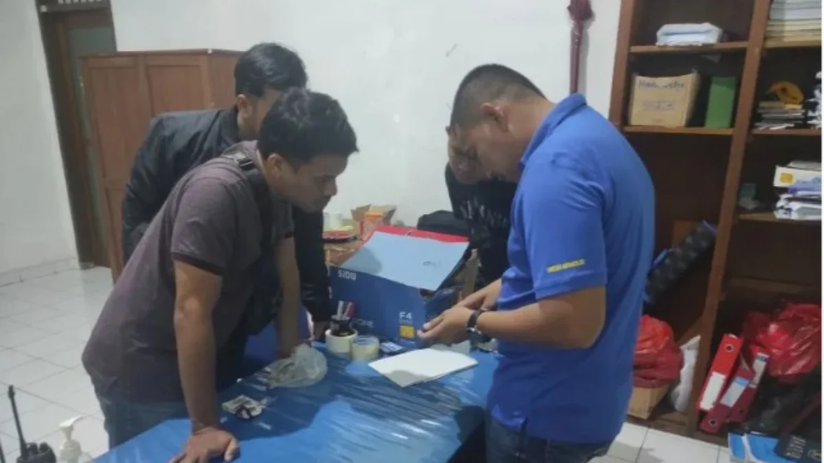 Petugas Rutan Poso Gagalkan Upaya Penyelundupan Narkoba Masuk ke dalam Rutan Petugas Rutan Poso dan Satuan Reserse Narkoba Polres Poso melakukan pemeriksaan terhadap barang bukti narkoba di Rutan Poso. (foto/ANTARA)