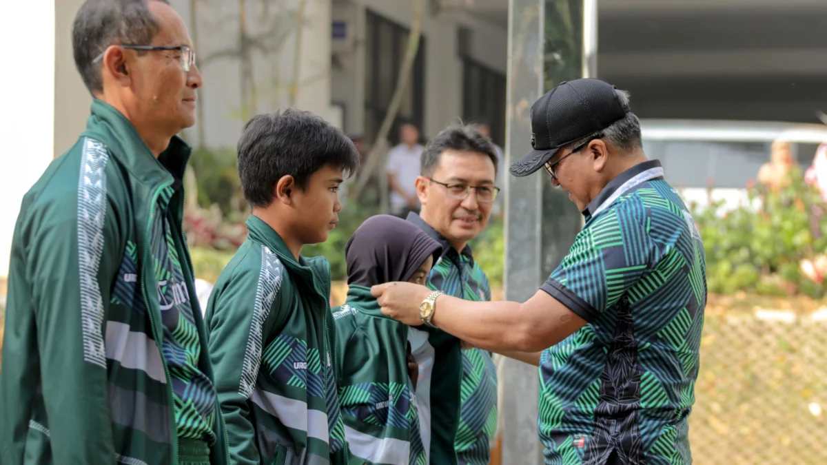 Pj Wali Kota Cimahi Lepas 23 Atlet untuk Berlaga di Invitasi Olahraga Tradisional Jabar 2024 Doc. Pj Wali Kota Cimahi, Dicky Saromi Bersama Kadisbudparpora Cimahi, Achmad Nuryana Melepas Kontingen Invitasi Olahraga Tradisional (ist)